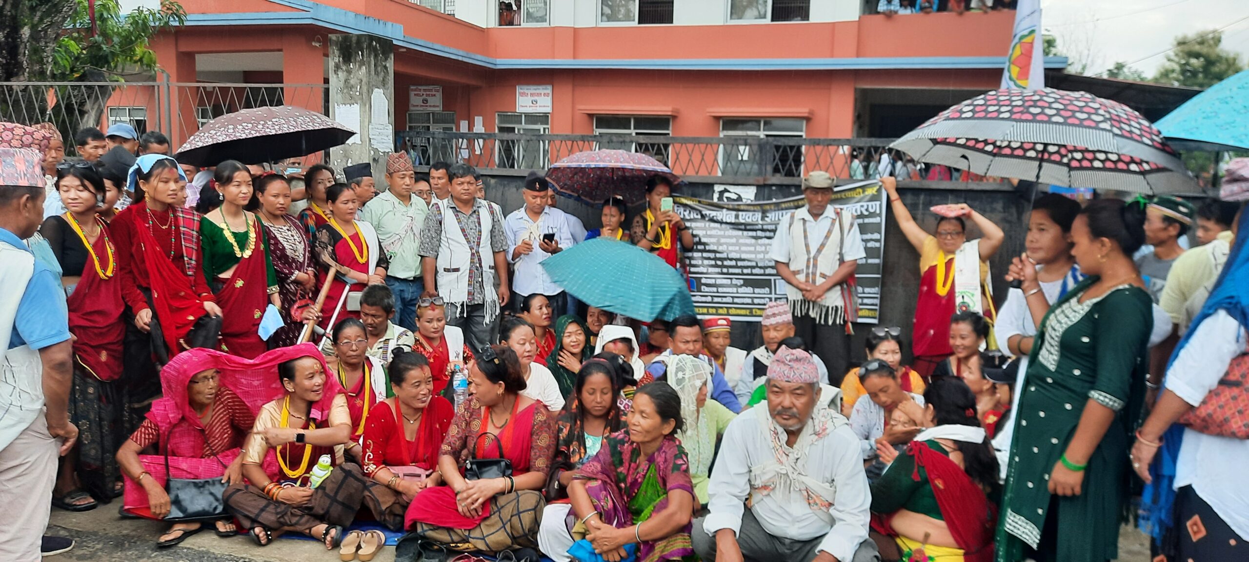 तामाङ र मगर समुदायद्वारा जिल्ला प्रशासन कार्यालय सप्तरीमा धर्ना 