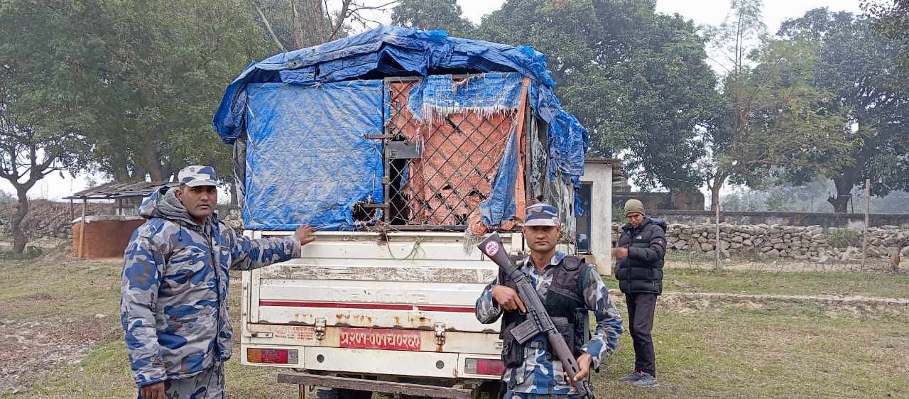 सशस्त्र प्रहरीद्वारा सवारी साधनसहित लाखौंको  काठ बरामद