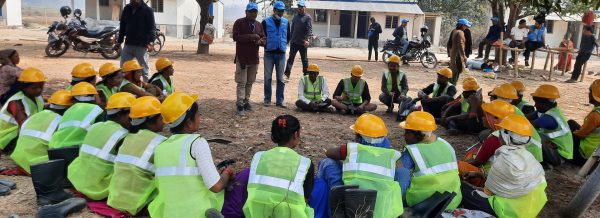 सुरक्षित आवास निर्माणमा युवाहरुले गरे श्रमदान