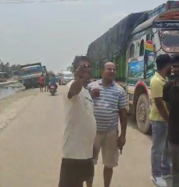 विरेन्द्र बजारमा विधुत अवरुद्ध भएको विरुद्धमा सडक जाम