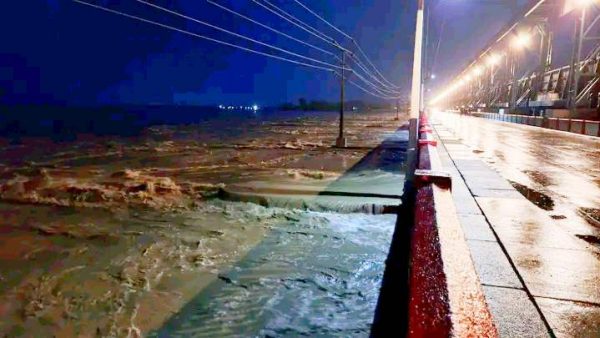 सप्तकोशीको ५६ वटै ढोका खुल्ला, तटीय क्षेत्रमा सतर्कता 