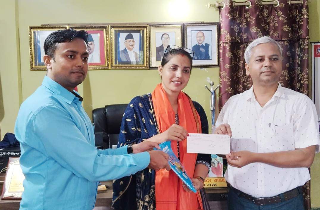 प्राधिककरणद्वारा पत्रकार झालाई बीमा सुविधाको चेक हस्तान्तरण