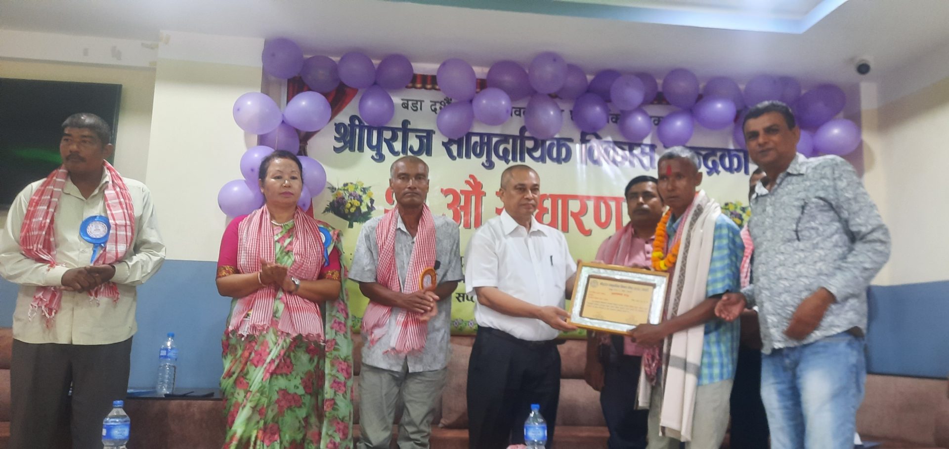 सरस्वती विकास मञ्चका अध्यक्ष चौधरी दशहजार राशीको पुरस्कारसहित  सम्मानित