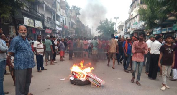 अनुगमनको नाममा अनावश्यक दुख दिएको व्यापारीहरुको गुनासो,  प्रशासन विरुद्ध प्रदर्शन
