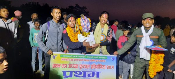 प्रथम वडा अध्यक्ष कप फुटबल प्रतियोगिताको उपाधि मोहनपुर हरकट्टीलाई