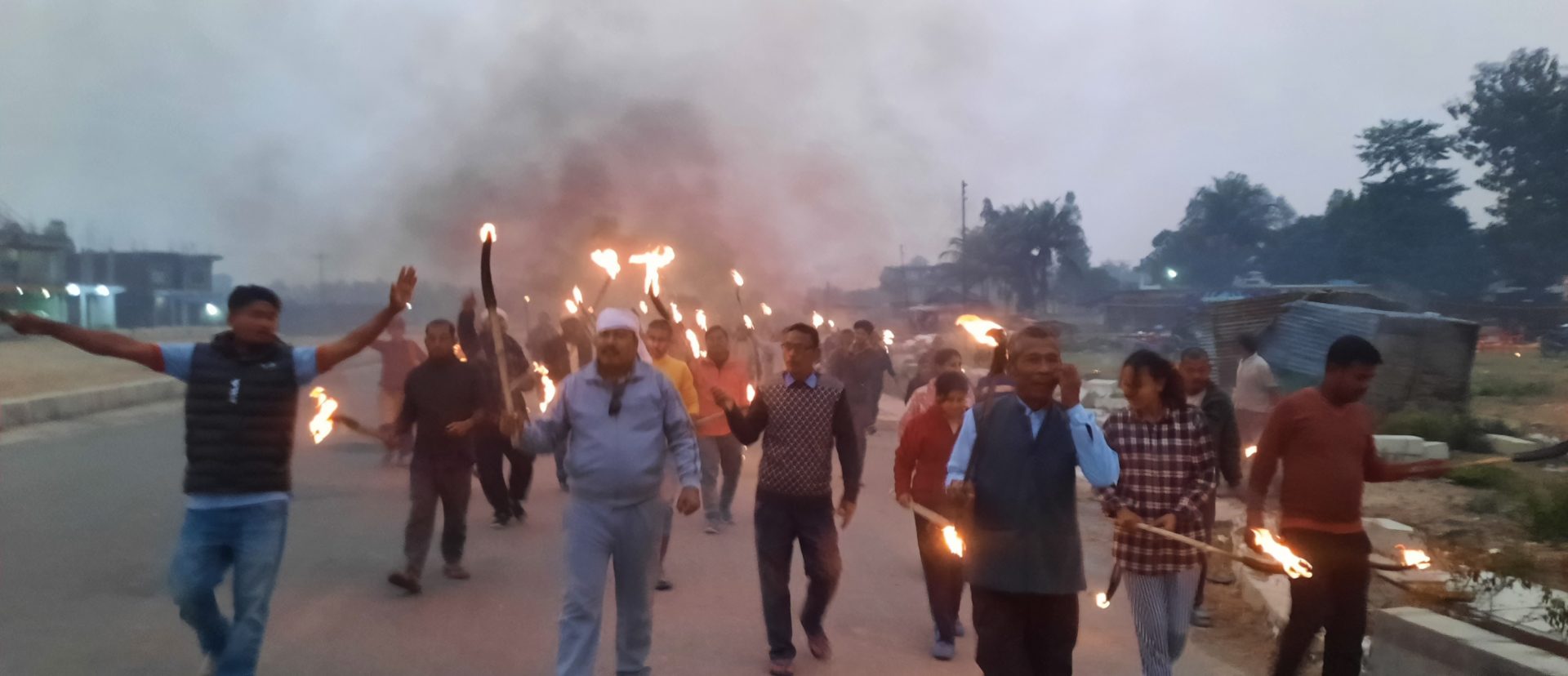 सप्तरीका सिडिओ र एसपीलाई निलम्बन गर्न माग गर्दै मशाल जूलूस प्रदर्शन