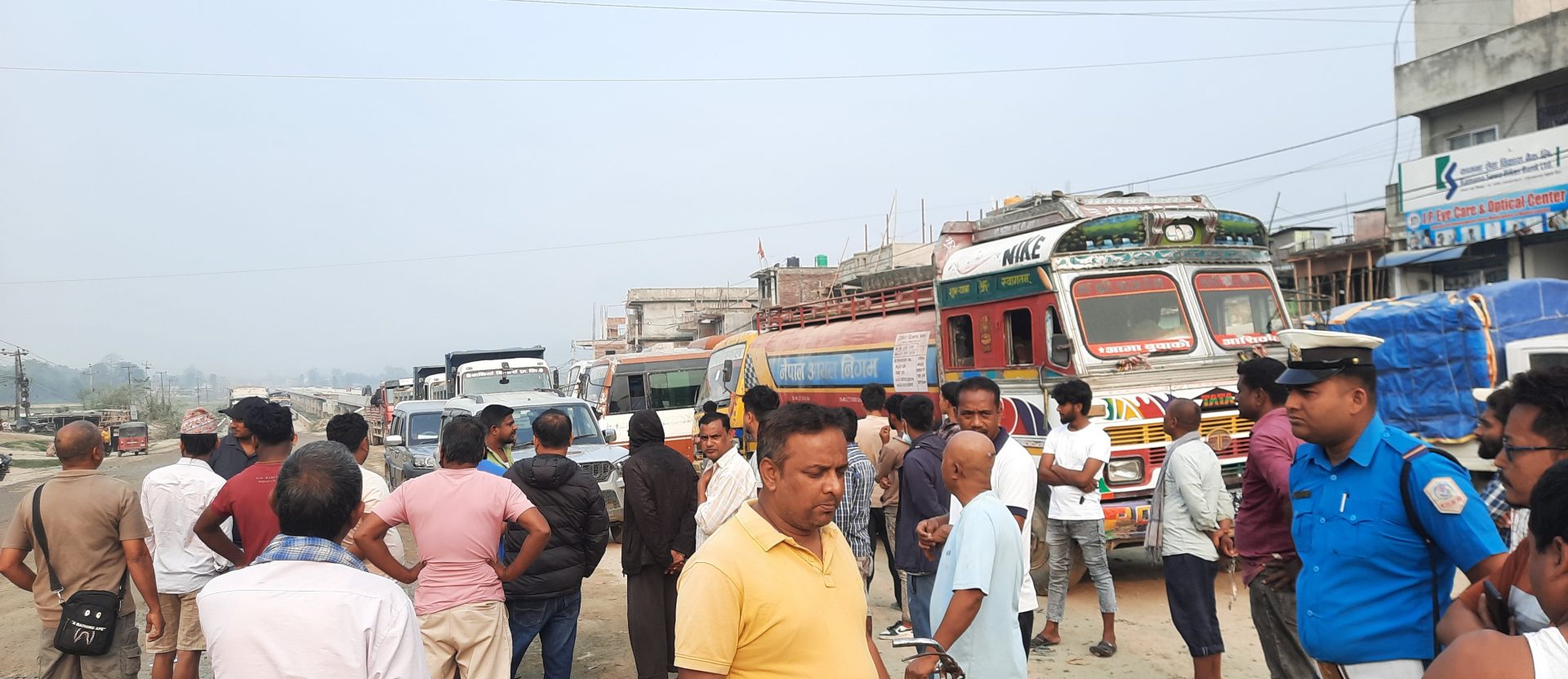 महुली बजार धुलाम्य, आक्रोशित स्थानीयद्वारा निर्माण कम्पनीको सवारी नियन्त्रण