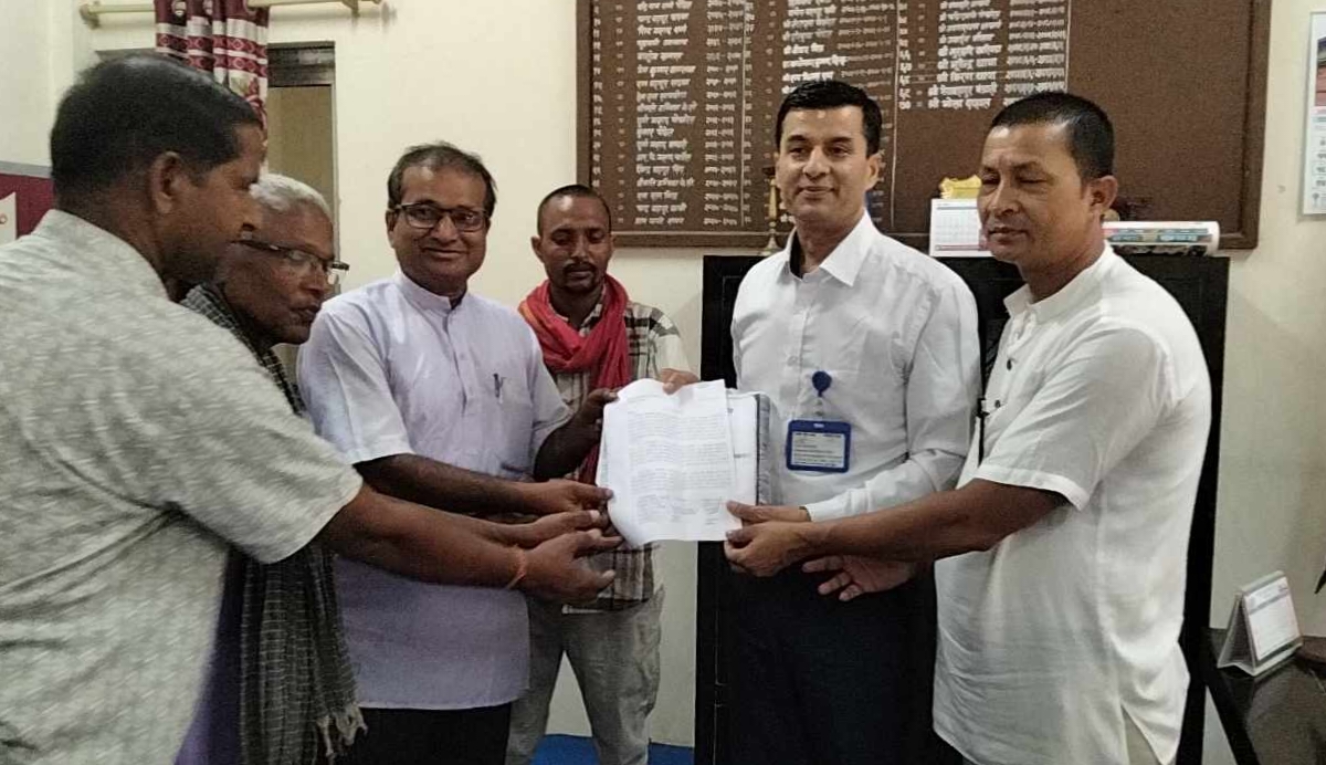 अलपत्र सडक निर्माणको माग  सार्दै प्रजिअलाई ज्ञापनपत्र 