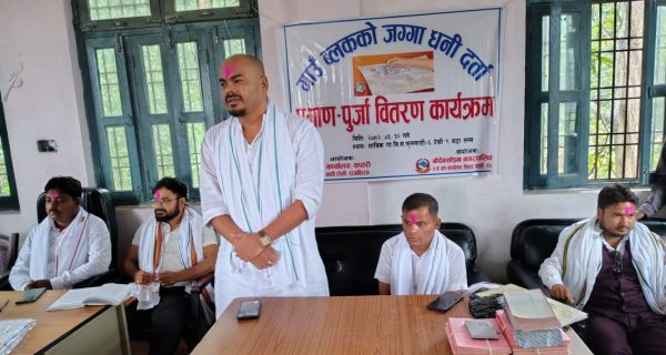 बोदेबर्साइनका भूमिहीन परिवारलाई लालपुर्जा वितरण