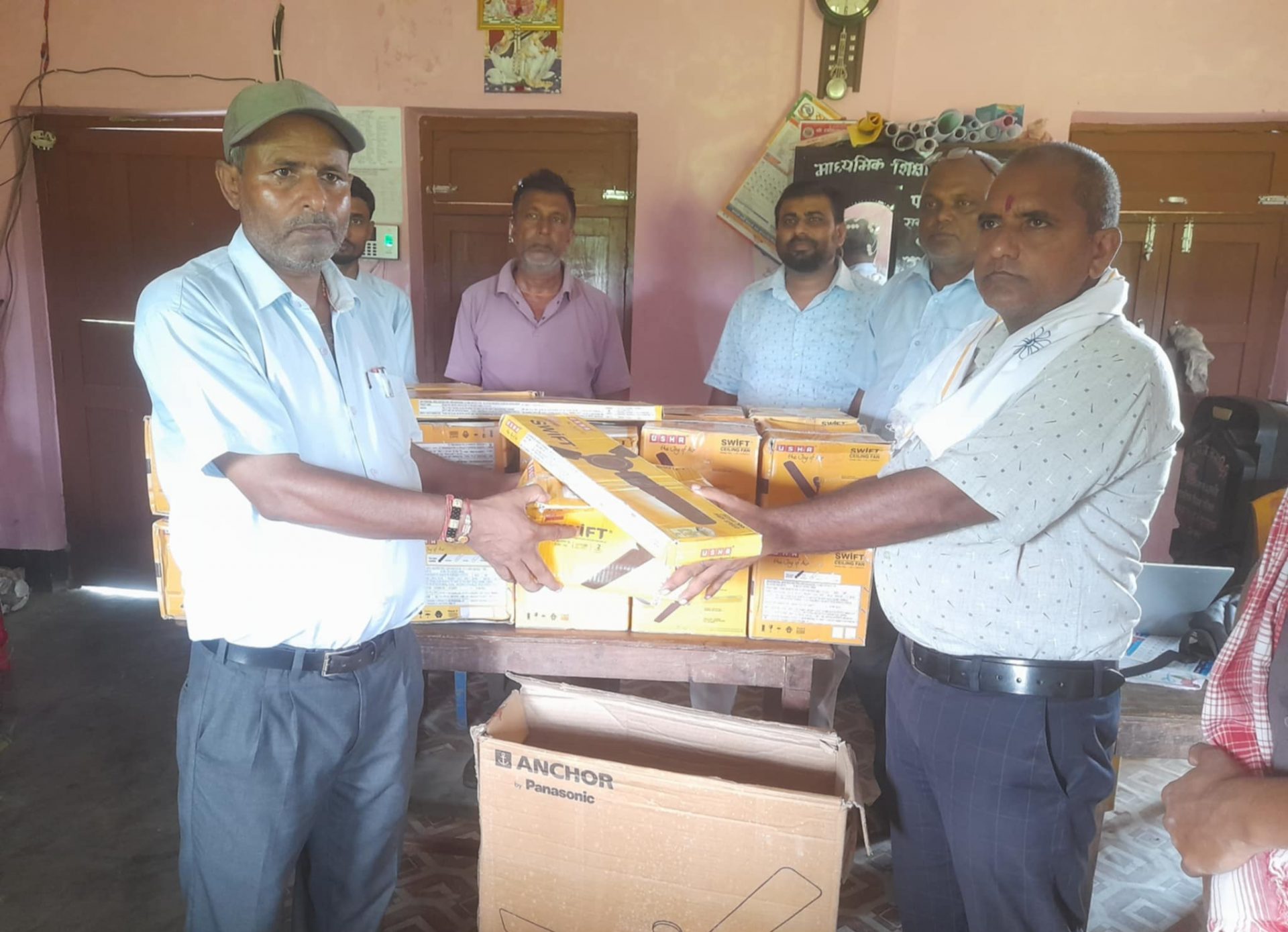 रुपनी गाउँपालिकाद्वारा मावि बसविट्टीलाई २५ वटा पंखा सहयोग