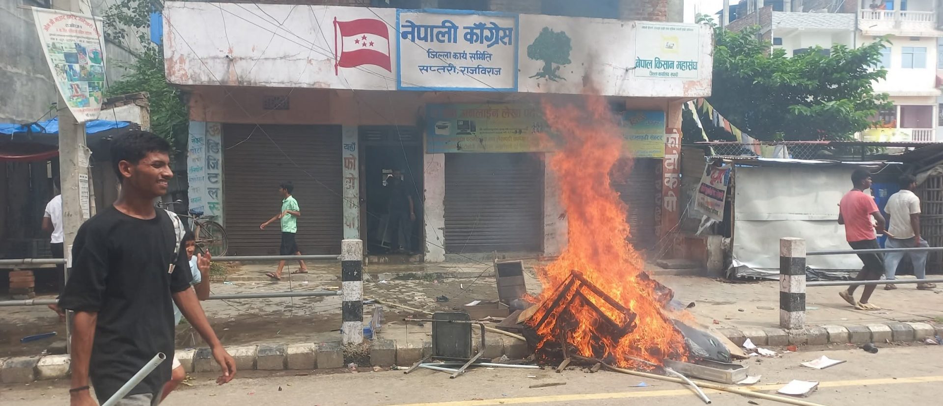 सप्तरीमा जेनजी आन्दोलन उग्र, एमाले,काँग्रेस र जनमत पार्टी कार्यालयमा आगजनी