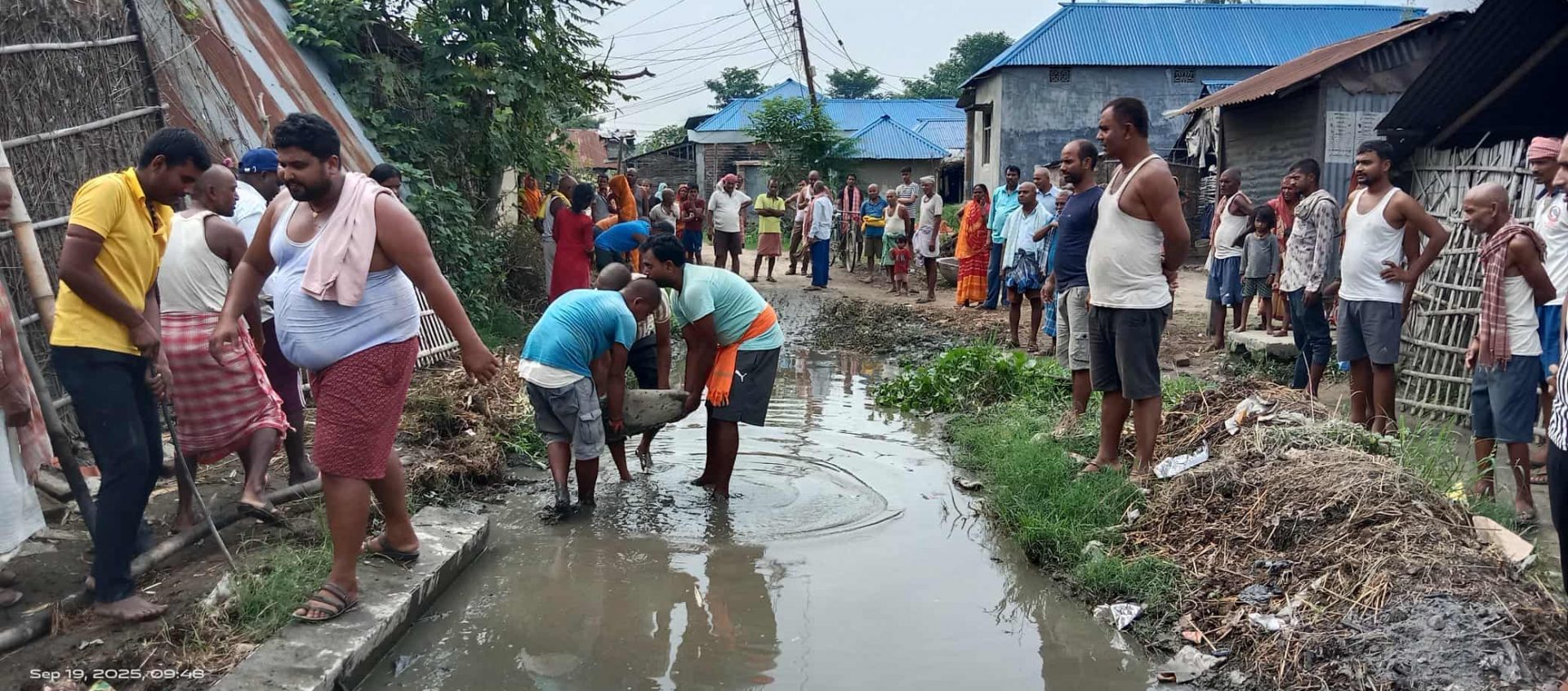 सडक निर्माणमा जुटे वभनगामाका युवाहरु