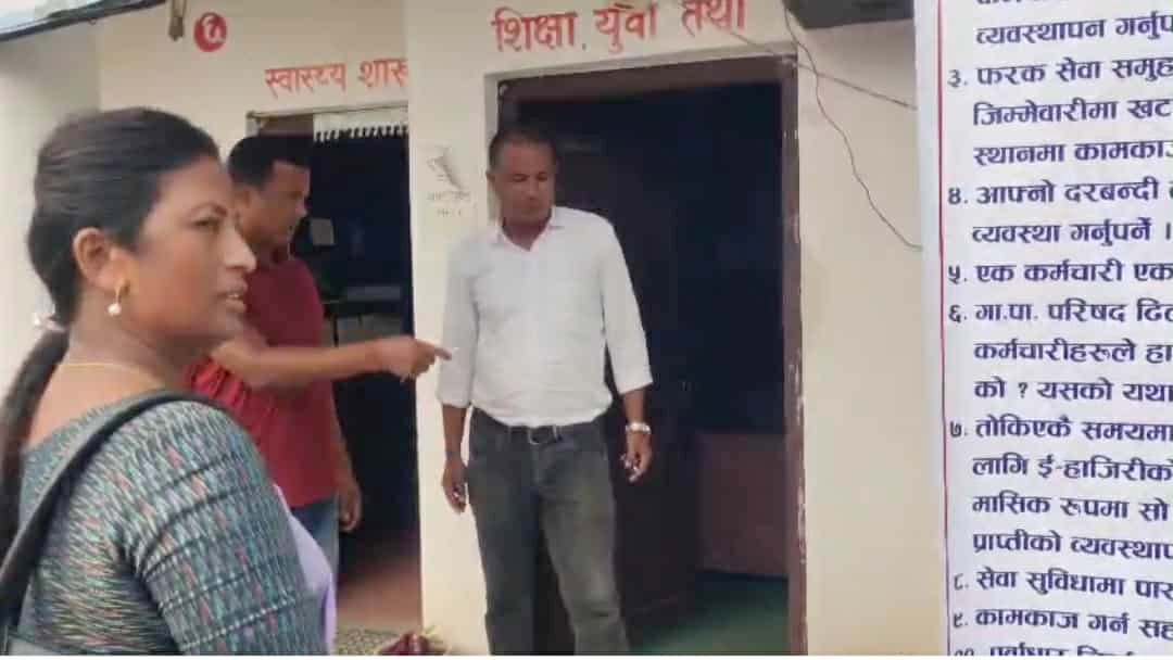 आश्वासन पछि निमित्त प्रमुख प्रशासकीय अधिकृतको कार्यकक्षमा लगाएको ताला खुल्यो 