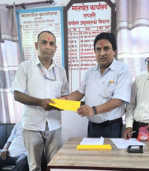 मालपाेत कार्यालयद्वारा पत्रकार यादबसहित विभिन्न व्यक्तिलाई सम्मान 