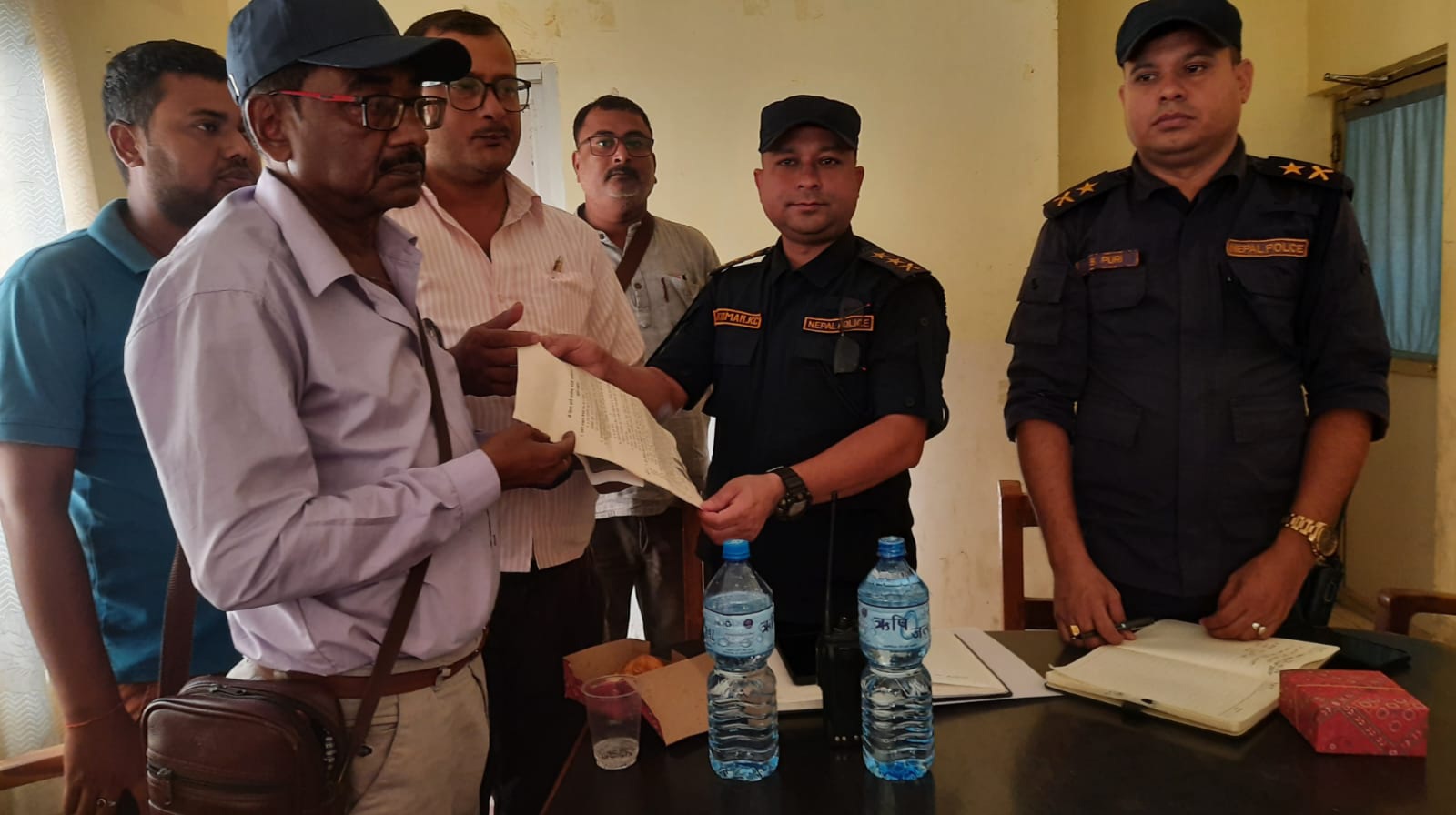 पत्रकार मनोज माझीमाथि हातपातमा संलग्न दुईजना पक्राउ 