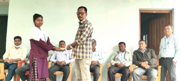 अनुसा सदालाई पत्रकार चौधरीले गरे ५ हजार सहयोग