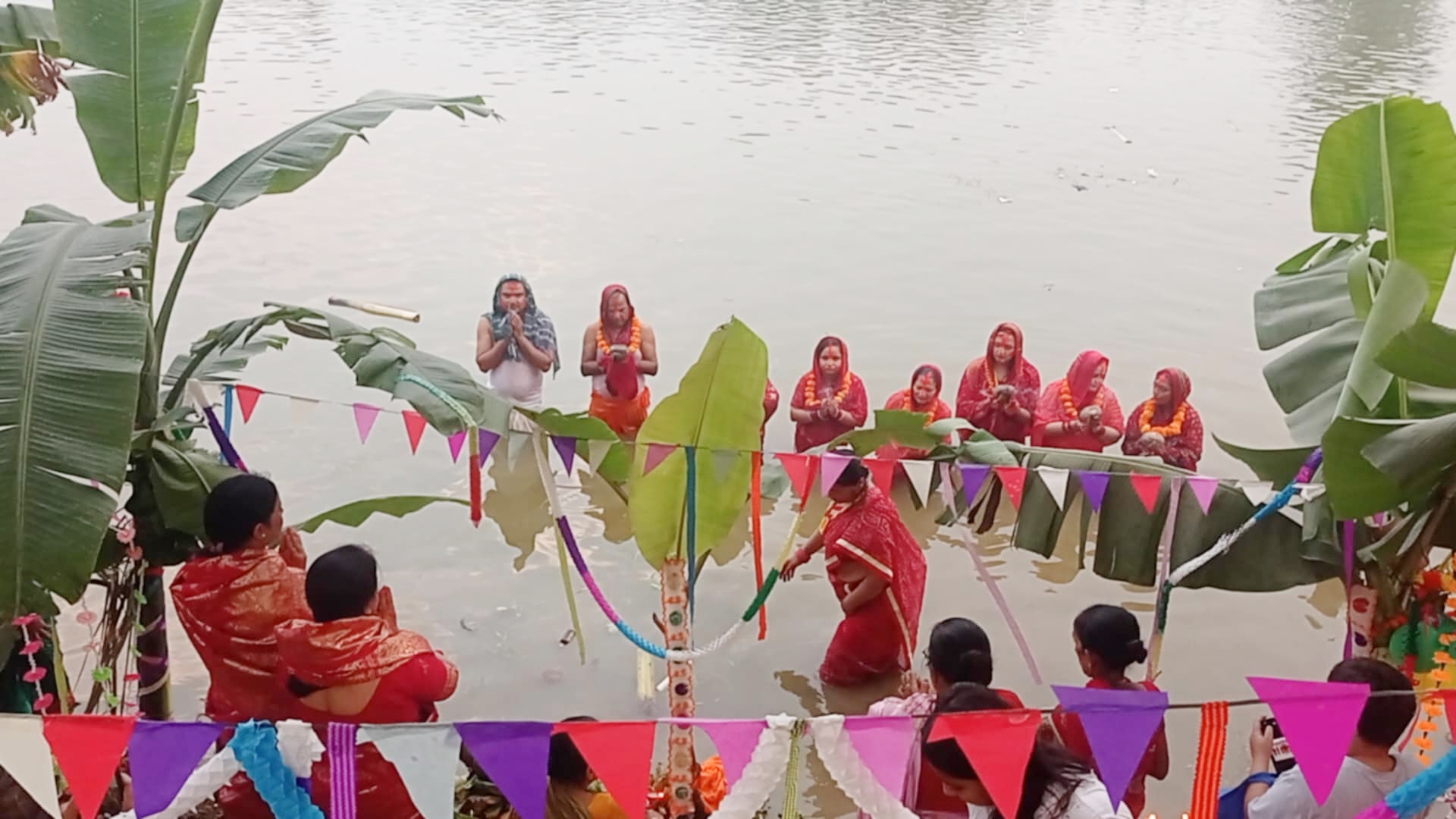 सप्तरीमा हर्षोल्लासको साथ मनाइदै छठ : मंगलबार साँझ अस्ताउँदो सूर्यलाई अर्घ्य  