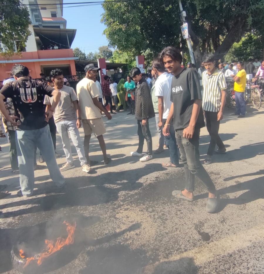 राजविराजमा जेनजी पुस्ताद्वारा सिडिओ र एसपी विरुद्व प्रदर्शन