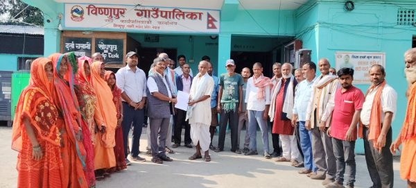 मावि खुरहुरीयाका प्रधनाध्यपक यादवलाई विद्यालय पठाउन माग