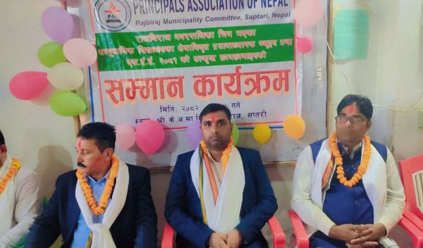 पूर्व प्रधानाध्यापक तथा विद्यार्थी सम्मानित