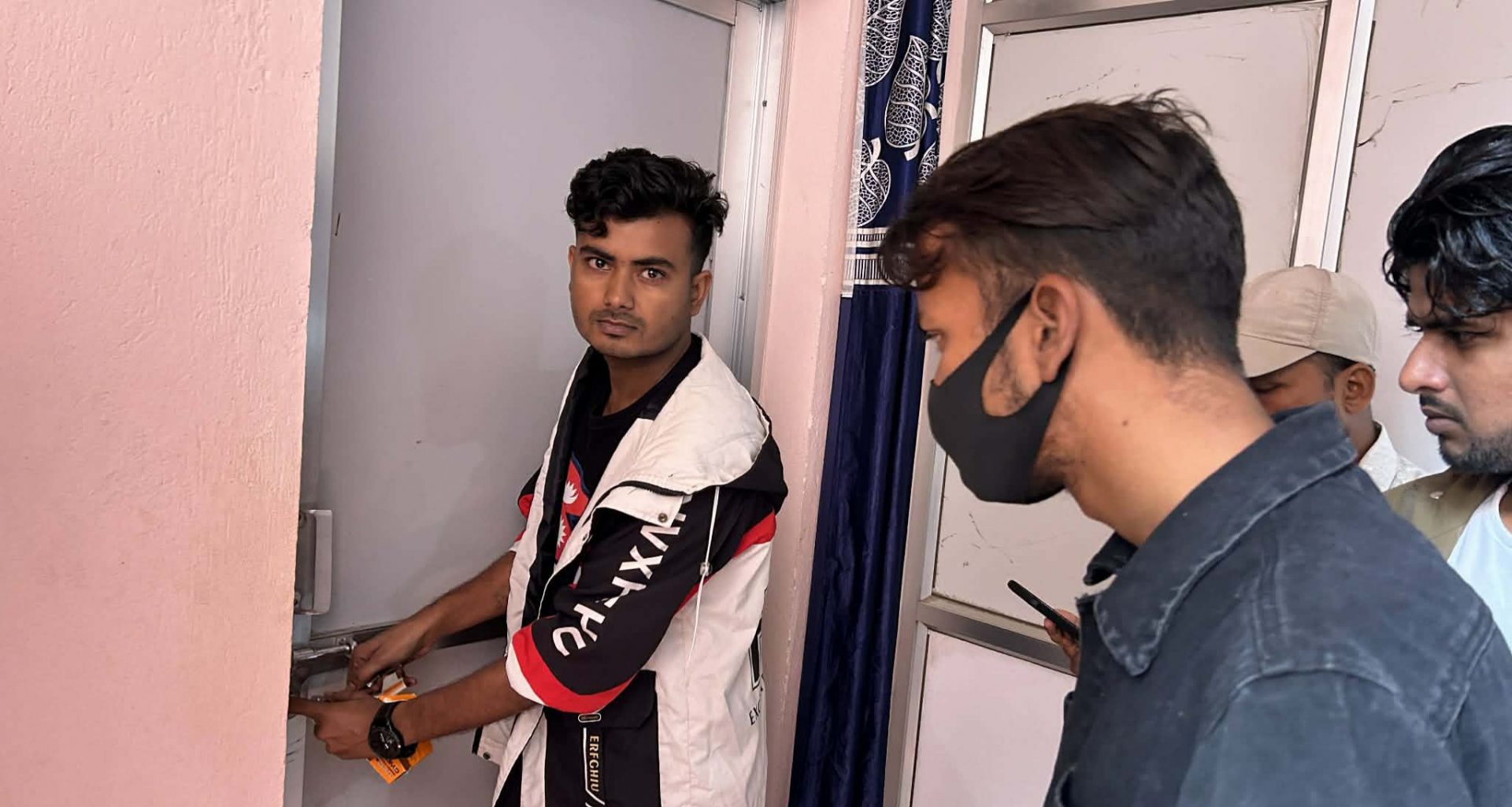 खानेपानी संस्थान राजविराजमा तालाबन्दी