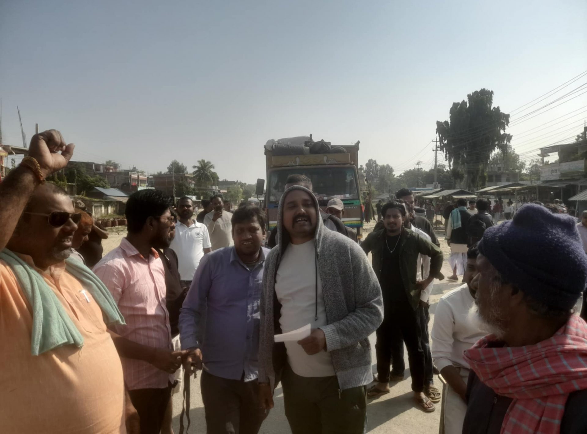 रुपनीमा सात दलद्वारा १ घण्टा चक्काजाम