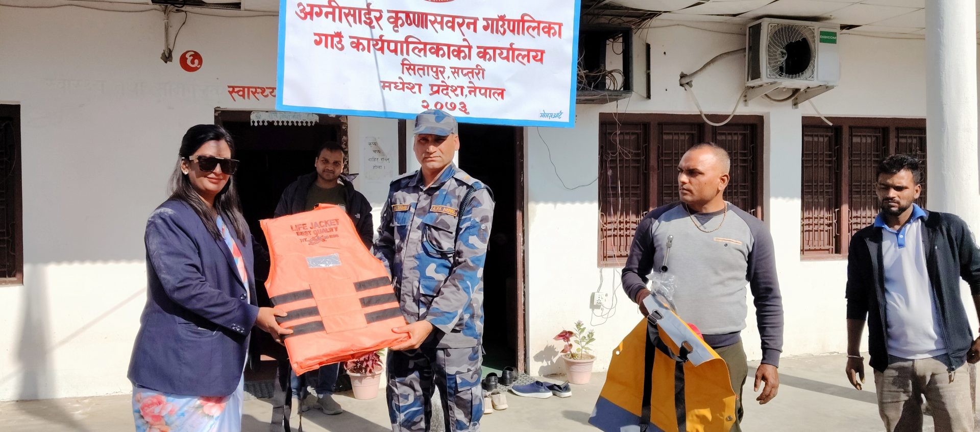 गाउँपालिकाद्वारा सशस्त्र प्रहरीलाई विपद प्रतिरक्षा सामाग्री हस्तान्तरण