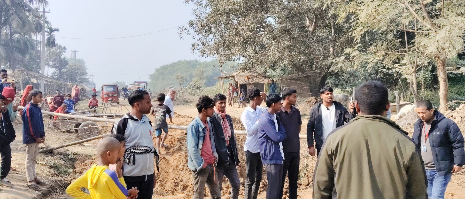 सडक निर्माणको माग गर्दै पूर्वपश्चिम हुलाकी मार्गको बनौलीखण्ड अवरुद्ध