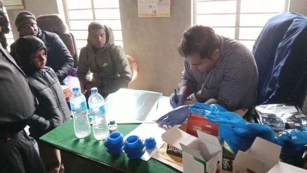 डा. सराेज कुमारद्वारा नि:शुल्क स्वास्थ्य सेवा प्रदान