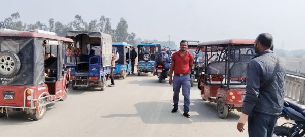 सडक निर्माणको माग गर्दै सिटी व्यवसायीद्वारा पूर्वपश्चिम राजमार्ग अवरुद्ध