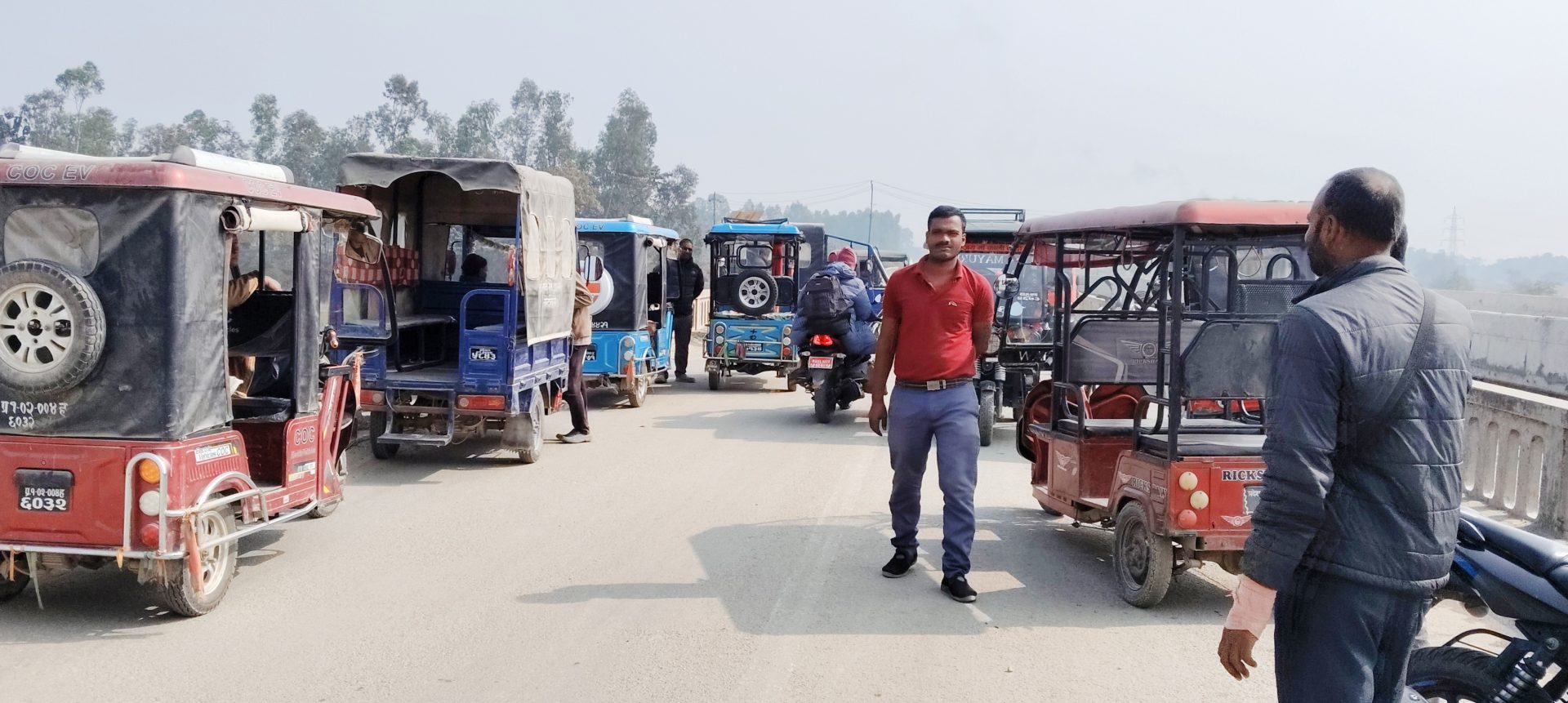 सडक निर्माणको माग गर्दै सिटी व्यवसायीद्वारा पूर्वपश्चिम राजमार्ग अवरुद्ध