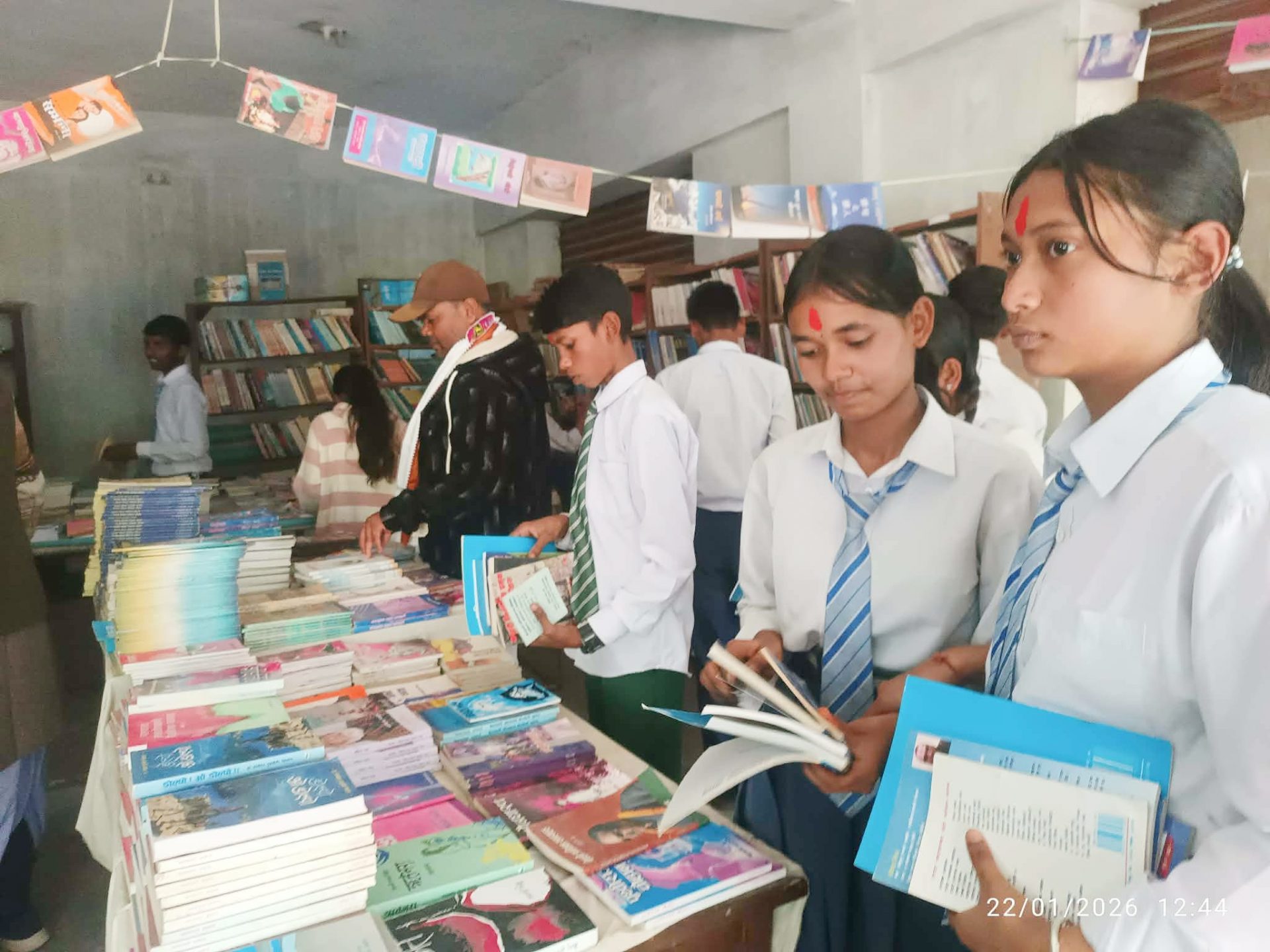 साझा प्रकाशनमा विद्यार्थीका लागि पुस्तक प्रदर्शनी