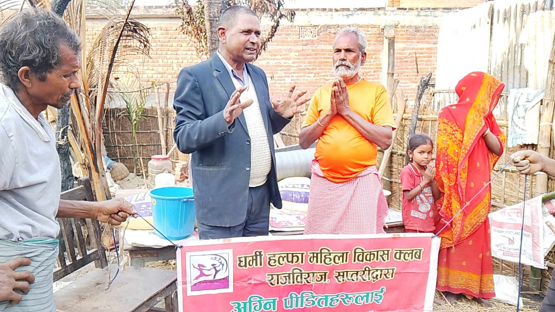 महादेवाको अकबरपुरका अग्नीपीडित परिवारलाई सहयोग