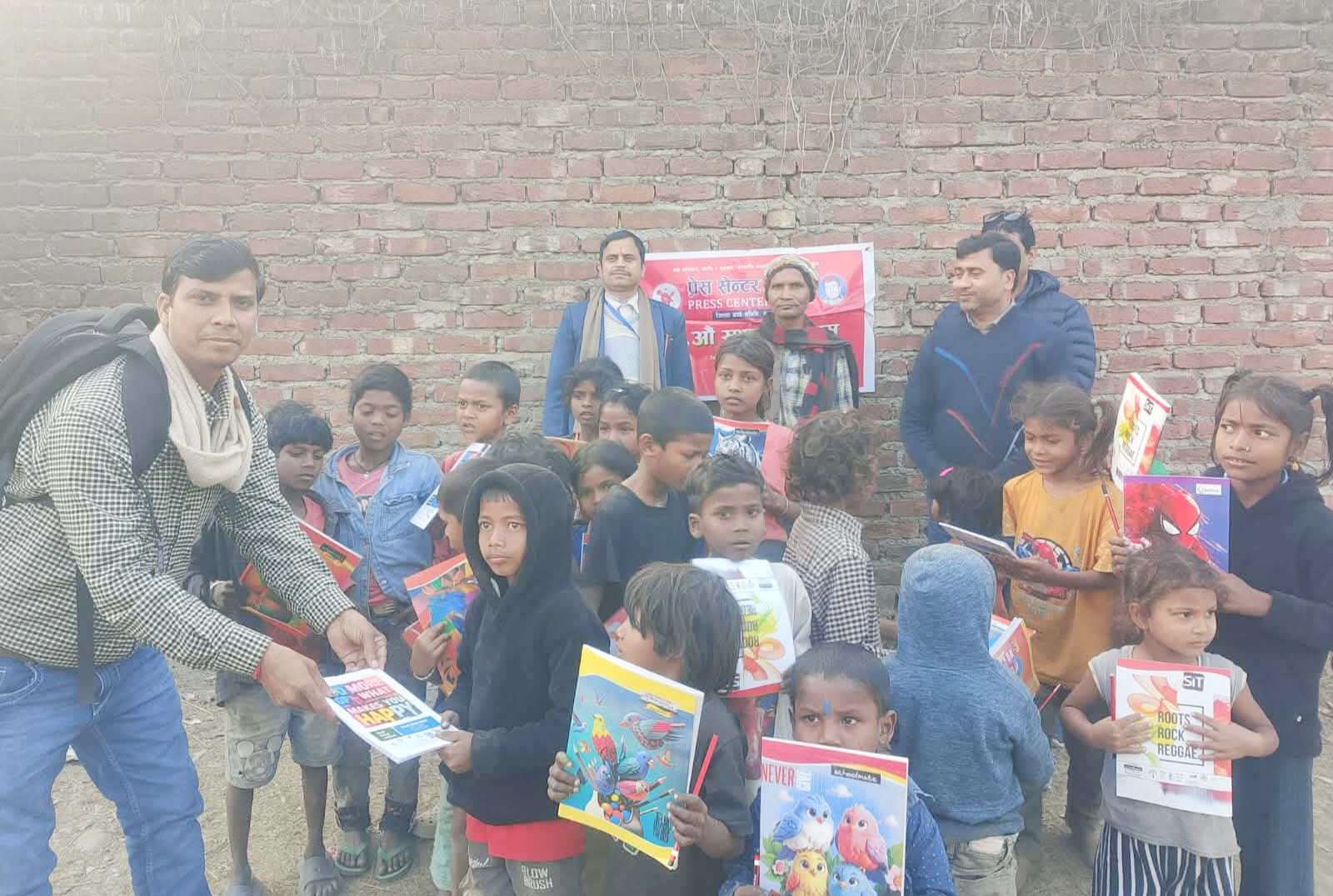 प्रेस सेन्टरको २२ औं स्थापना दिवसमा शैक्षिक सामग्री वितरण