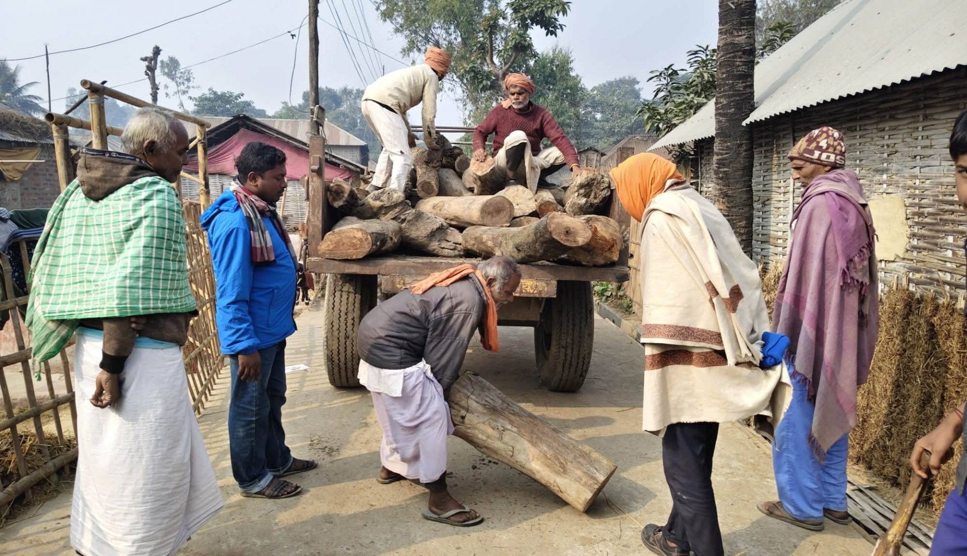 लौनियामा दाउरा वितरण