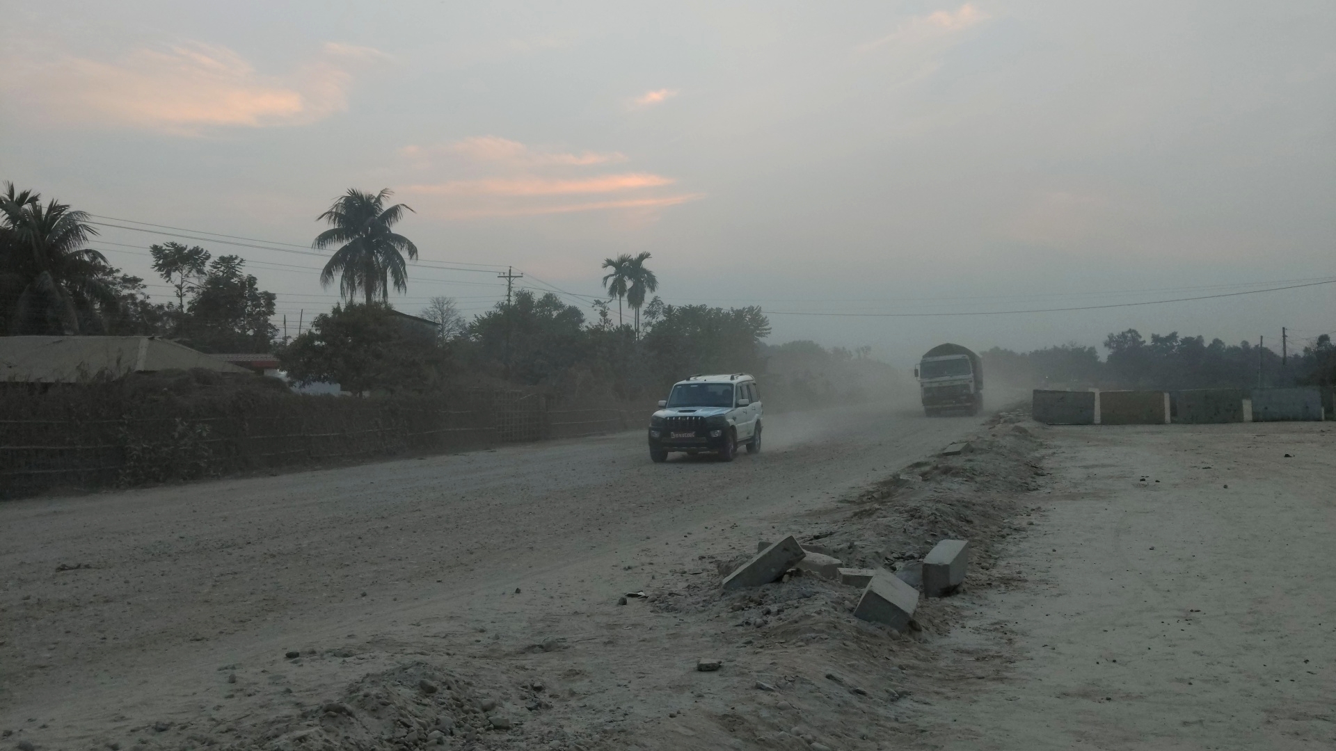 पूर्वपश्चिम सडक निर्माण कार्य सुस्त :  सडकमा उडेको धुलोले जनजीवन प्रभावित