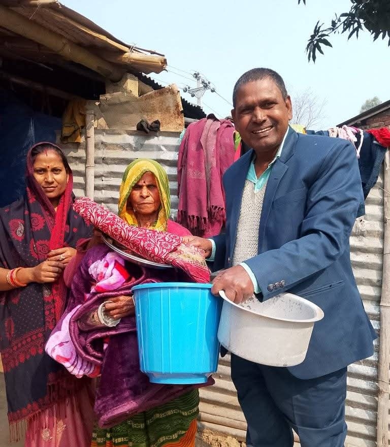 इन्जिनियर यादवद्वारा अग्नीपीडित चौधरी परिवारलाई सहयोग