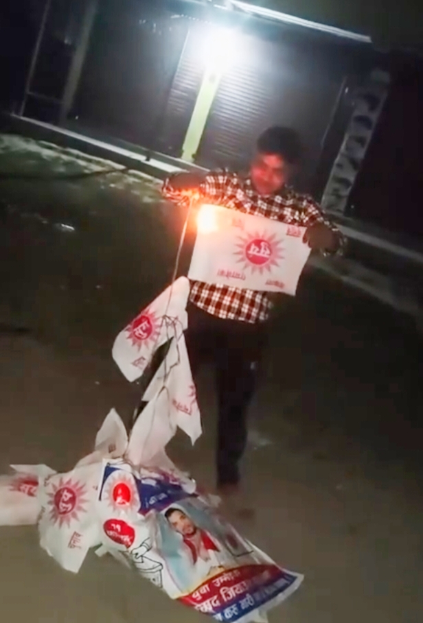 सप्तरीमा एमाले उम्मेदवारको तस्वीर तथा।झण्डा जलाउने मण्डल पक्राउ