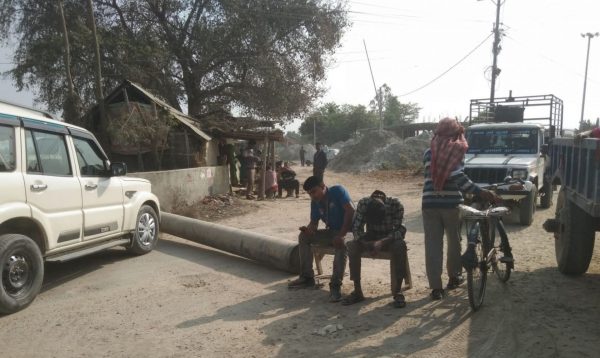 धुलो नियन्त्रणको माग गर्दै राजविराज-भारदह सडक अवरुद्ध