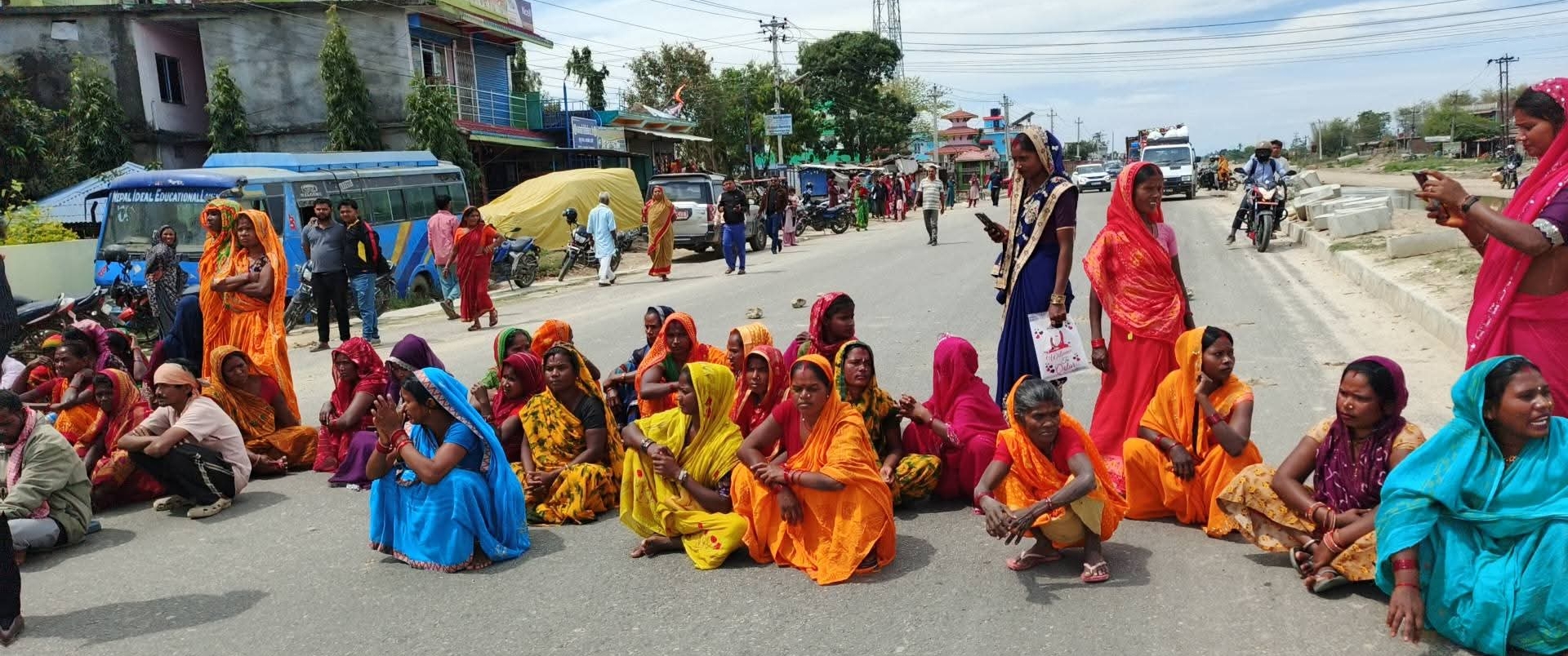 बेपत्ता बालिकाको अवस्था सार्वजनिक गर्न माग गर्दै सडक अवरुद्ध