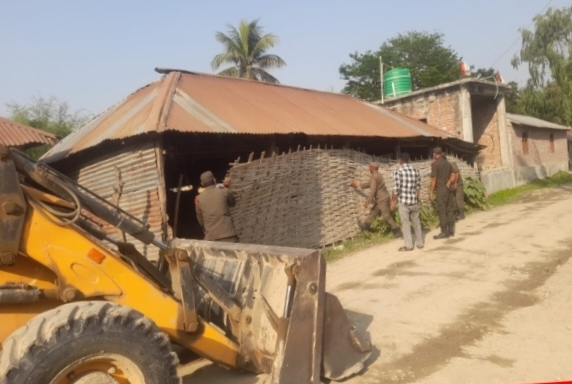 नगरपालिकाले कुसियैतको घरमा चलायो डोजर