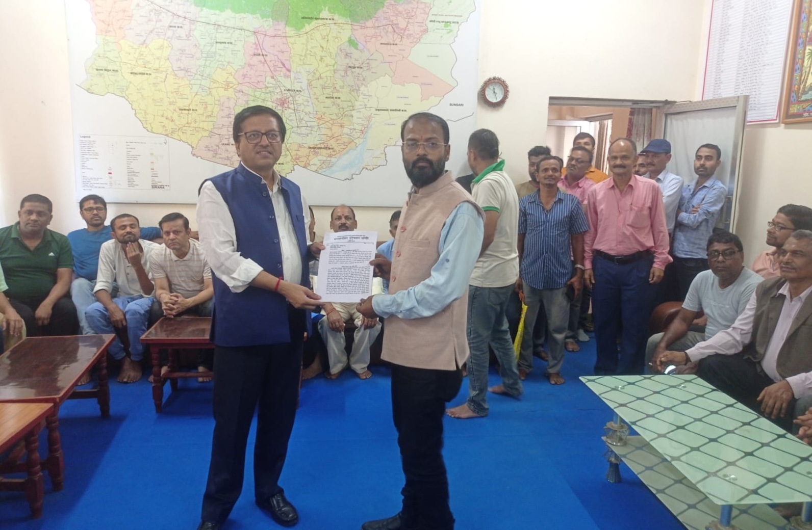 लालपूर्जाको माग राखी प्रमुख जिल्ला अधिकारी मार्फत प्रधानमन्त्रीलाई ध्यानाकर्षण पत्र