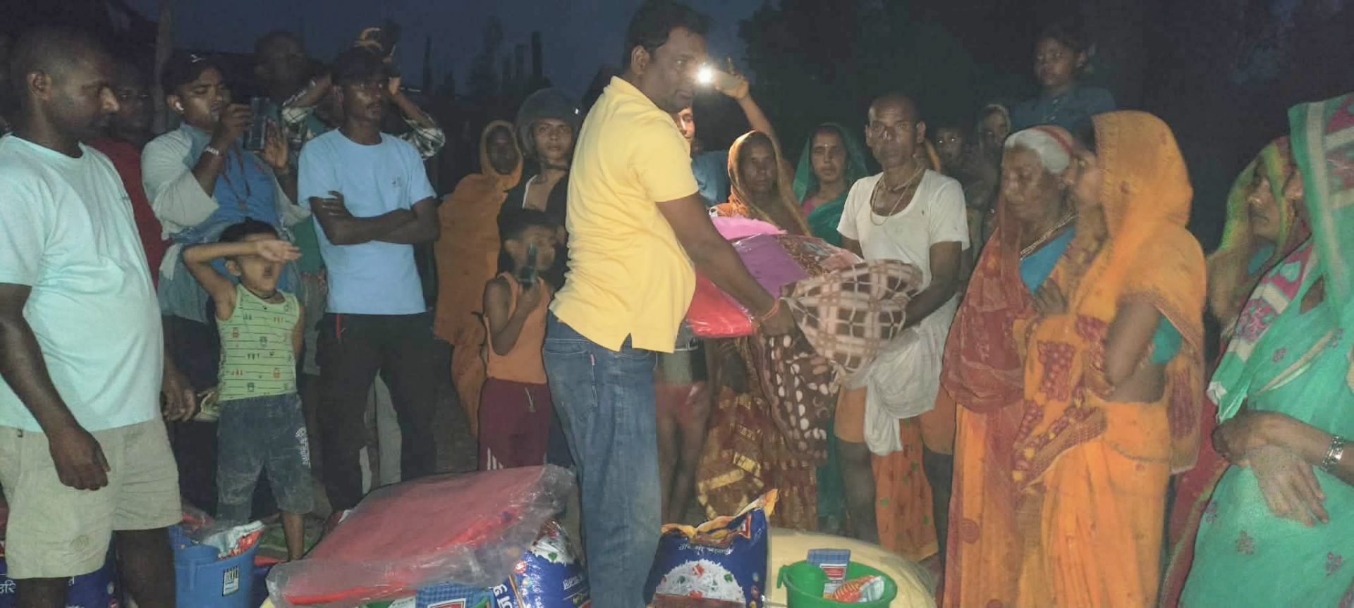 बभनगामाका अग्नीपीडित परिवारलाई गाउँपालिकाद्वारा राहत वितरण
