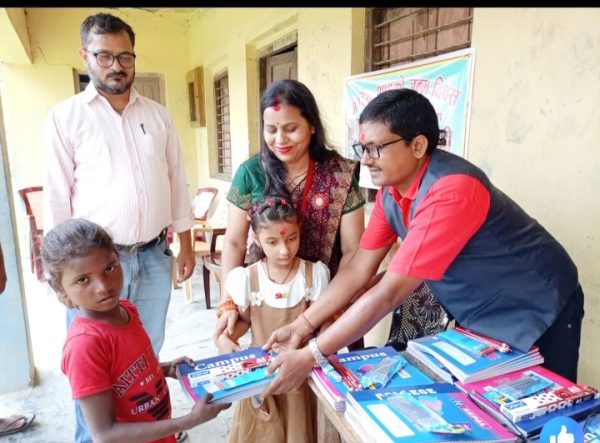 पत्रकार साहले आफनो छोरीको जन्मोत्सवको अवसरमा गरे शैक्षिक सामग्री वतरण