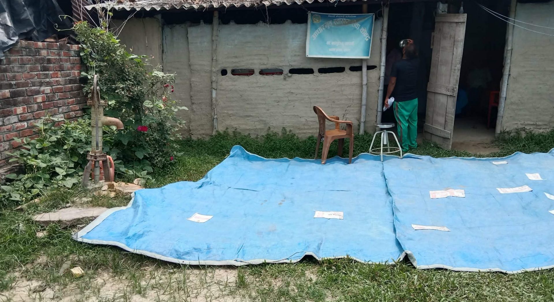 पूर्वाधार अभावमा  खुल्ला आकाशमुनीबाट सेवा प्रवाह गर्दै  आधारभूत स्वास्थ्य केन्द्र को. मधेपुरा 