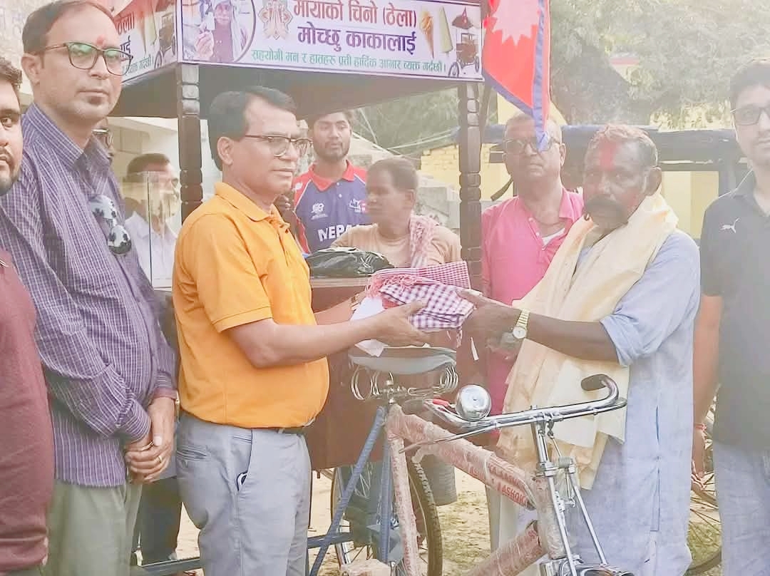 मोच्छु काका’लाई कञ्चनरूपमा नयाँ आइसक्रिम कार्ट उपहार