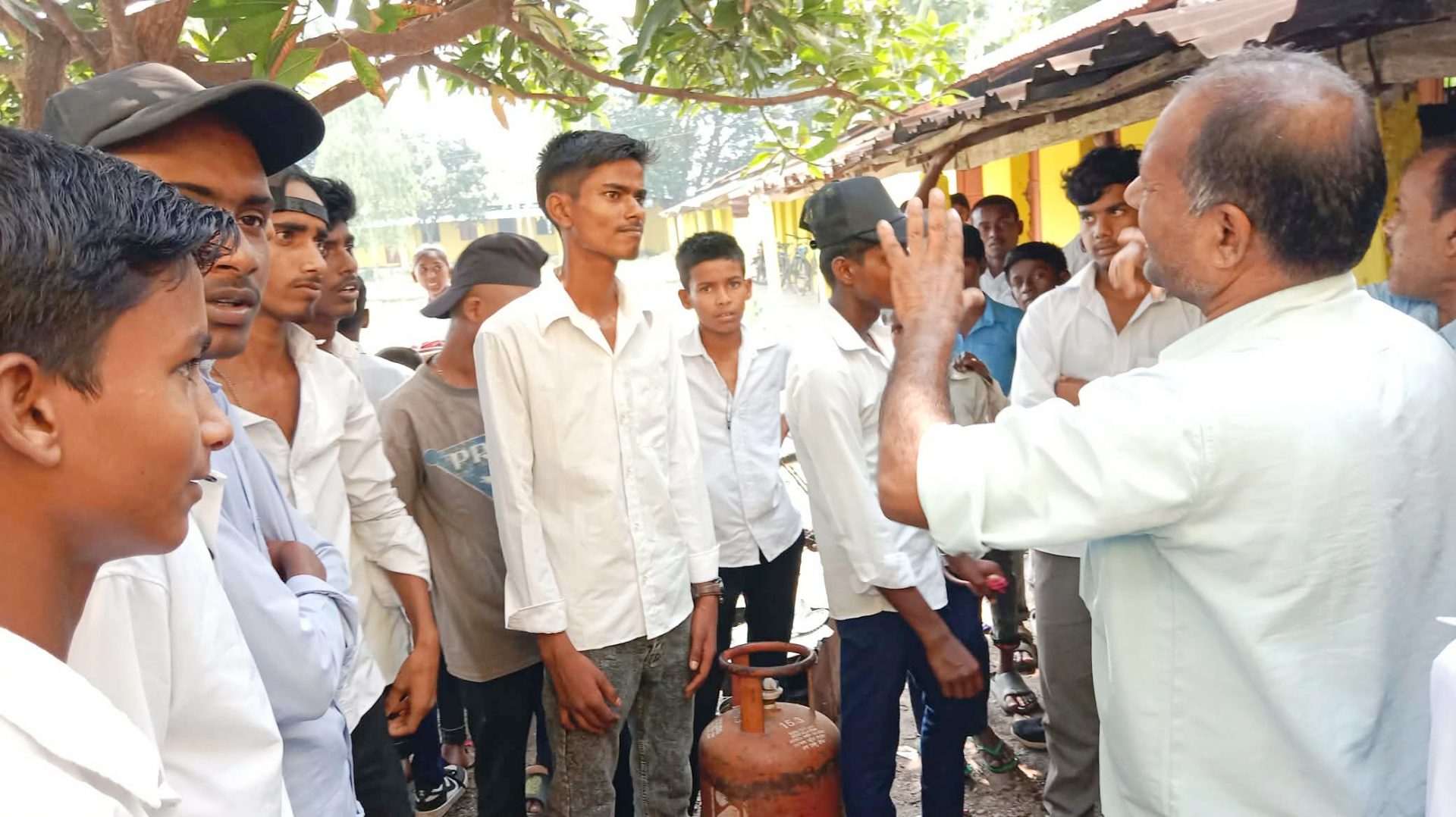 अत्यधिक गर्मीले मावि वभनगामाकट्टीका छात्रछात्रा प्रताडित :  कक्षाकोठामै अचेत