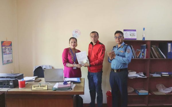 पीडित बालिकालाई इन्सेकको आर्थिक सहयोग