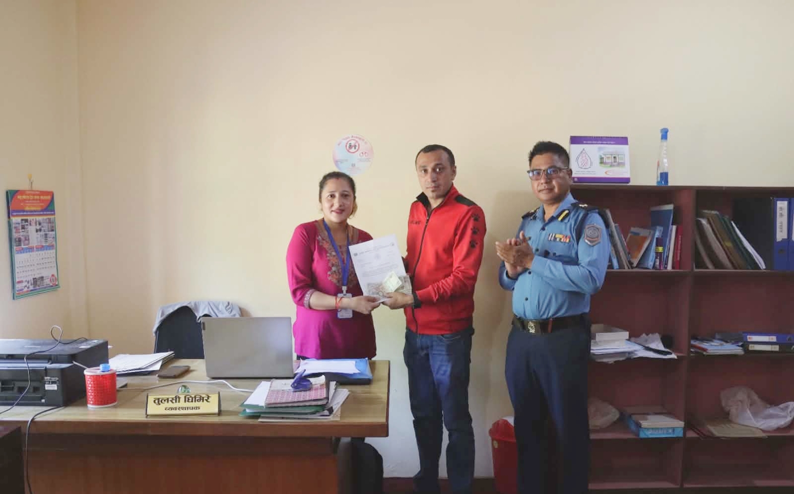 पीडित बालिकालाई इन्सेकको आर्थिक सहयोग